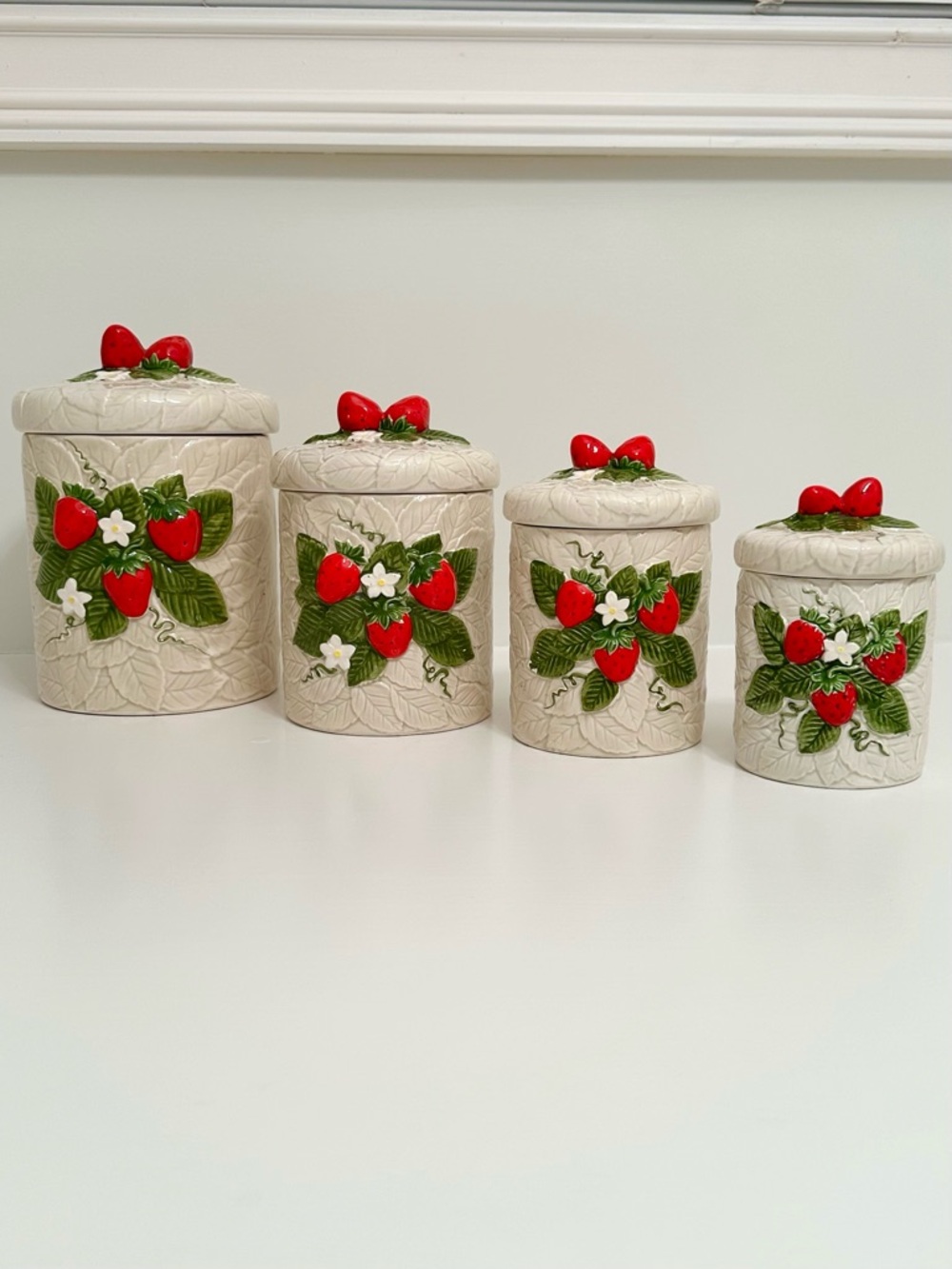 Strawberry Coordinates by SEARS Complete 4 Canister Set Excellent Condition